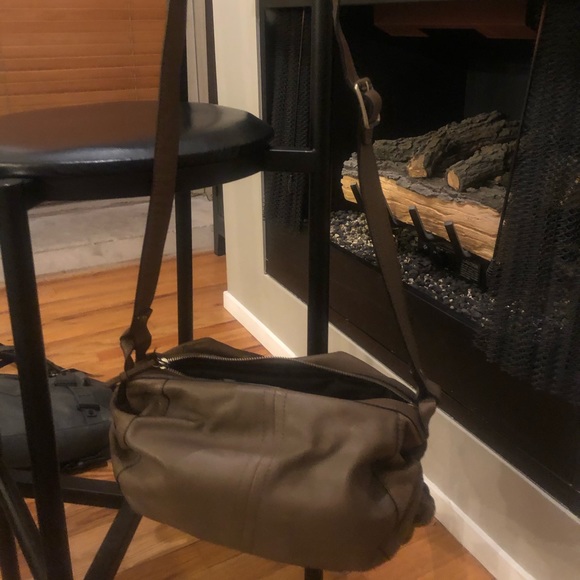 NWT New Banana Republic Cow Leather Crossbody Bag - Picture 2 of 9